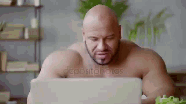 muscular-man-eating-at-pc.gif
